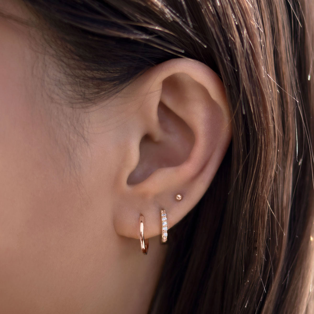 caption:Model wearing 3mm on third hole