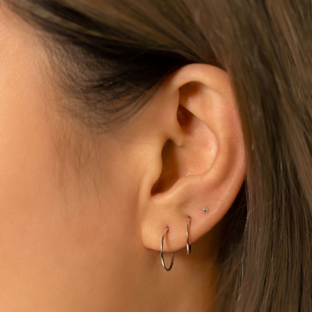 caption:Model wearing 2mm on third hole