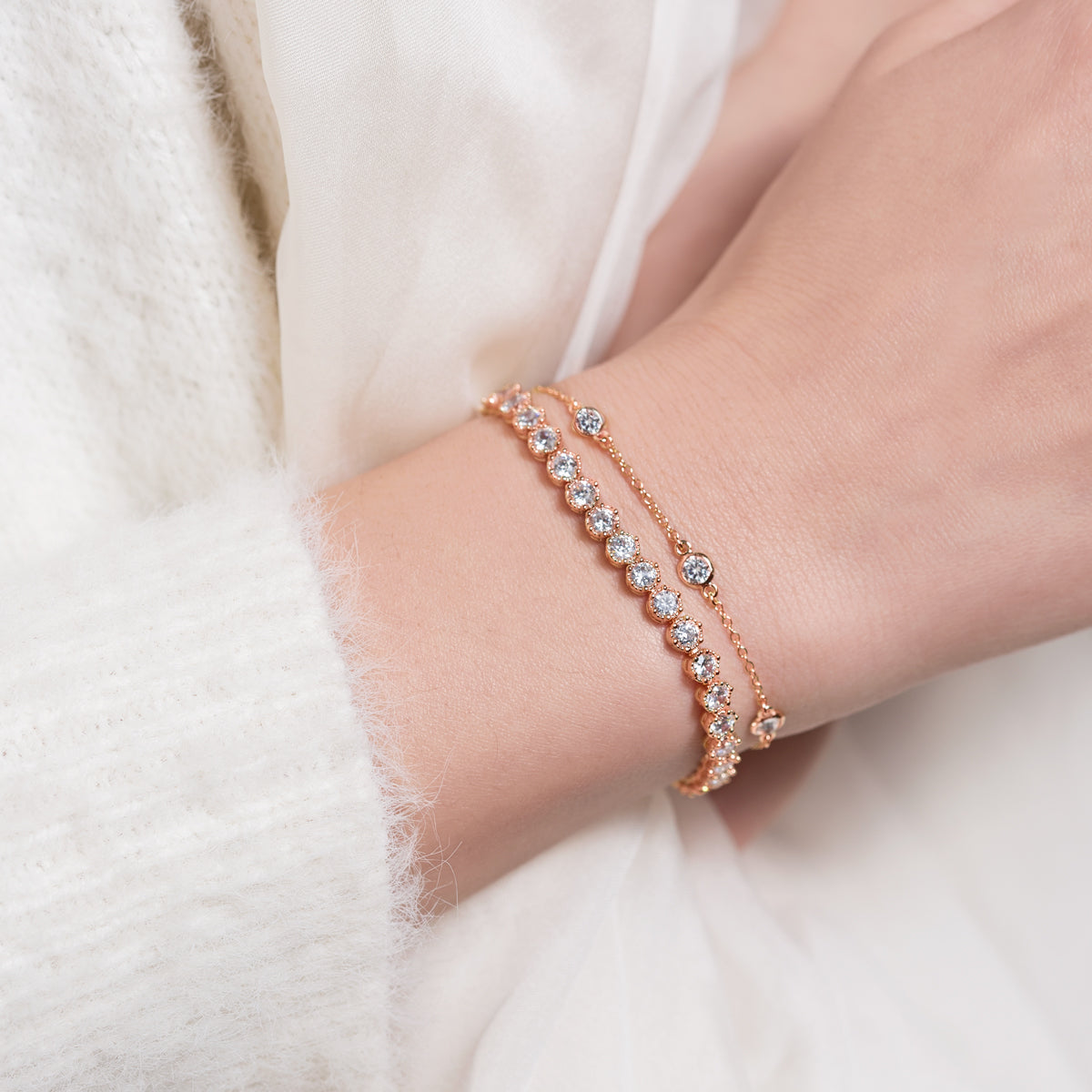 Minimalist Daisy Chain Gold Bracelet with White Diamonds
