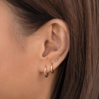 caption:Model wearing 3mm on third hole