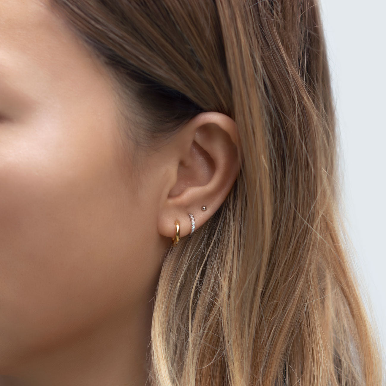 caption:Model wearing 2mm on third hole